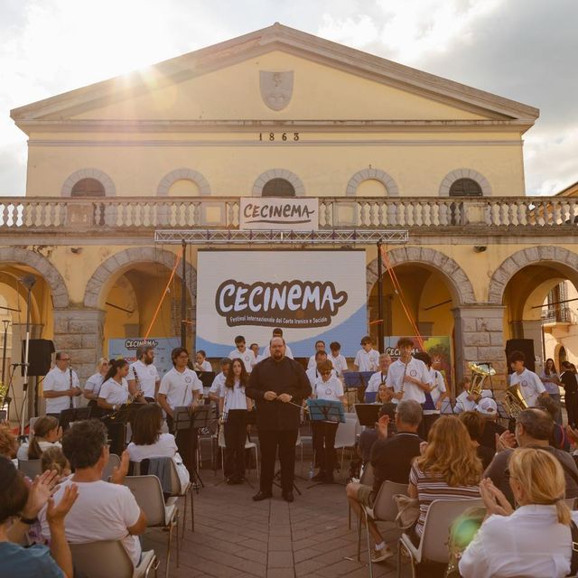 La banda suona davanti allo schermo