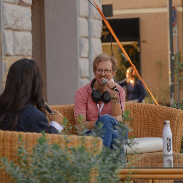 Intervista sotto il portico